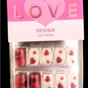 Kiss Red and White Heart Nail Set